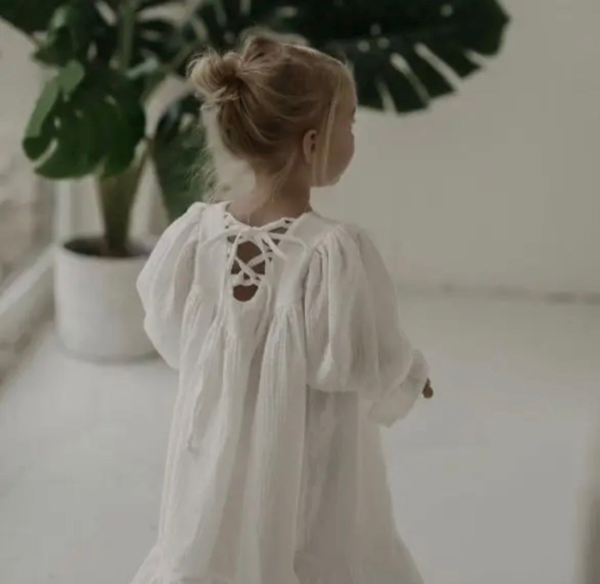 Flowing muslin dress for kids side view detail