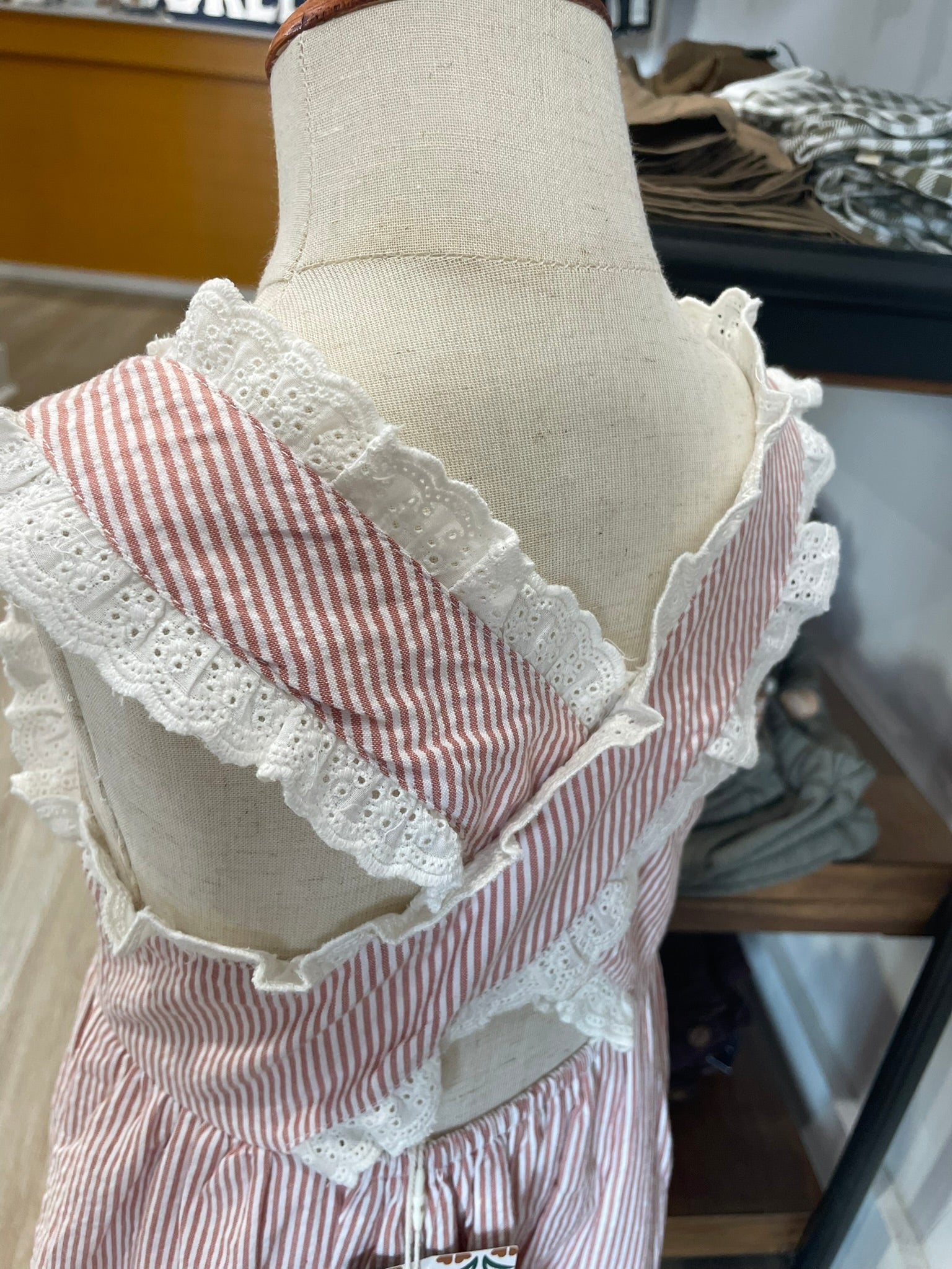Baby criss-cross organic dress side view detail